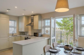 Stylish Windsor Getaway w/ Balcony - Free Parking